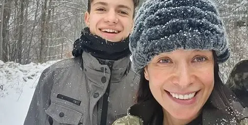 Яна Маринова посрещна сина си, който я заряза заради мащехата си