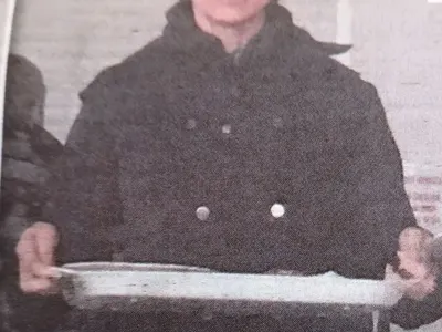 Какво се случва с Мис България?! Храни се в обществена столова! (Папарашко фото)