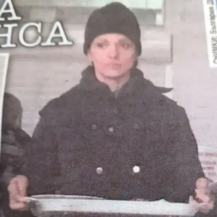 Какво се случва с Мис България?! Храни се в обществена столова! (Папарашко фото)