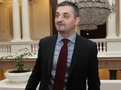 Кирил Добрев с тузарска ваканция в Алпите (Депутатът плаща по 900 лв на вечер)