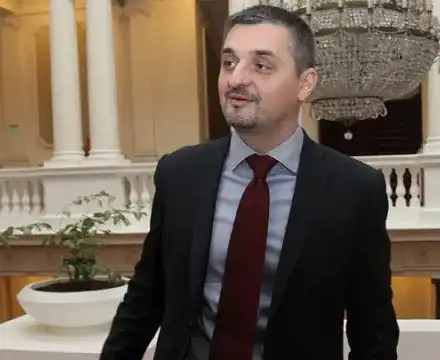 Кирил Добрев с тузарска ваканция в Алпите (Депутатът плаща по 900 лв на вечер)