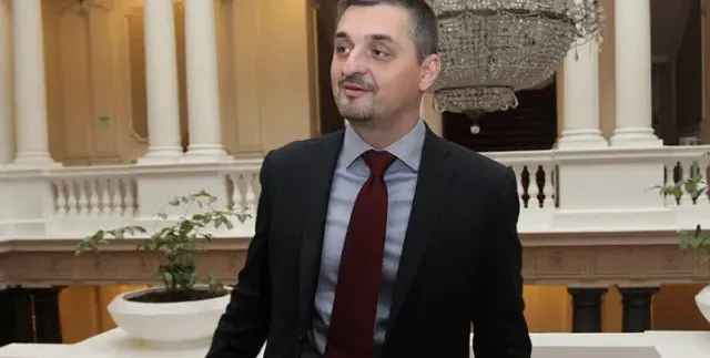 Кирил Добрев с тузарска ваканция в Алпите (Депутатът плаща по 900 лв на вечер)