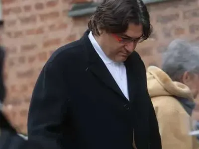 Краси Гергов си къносва косата