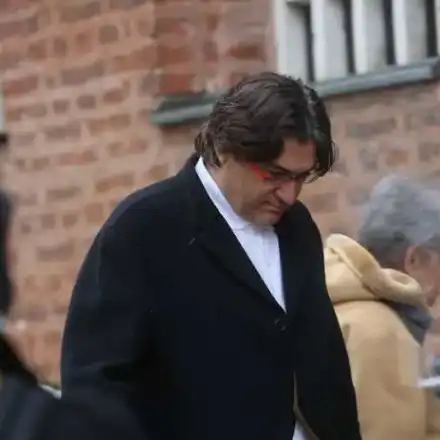 Краси Гергов си къносва косата