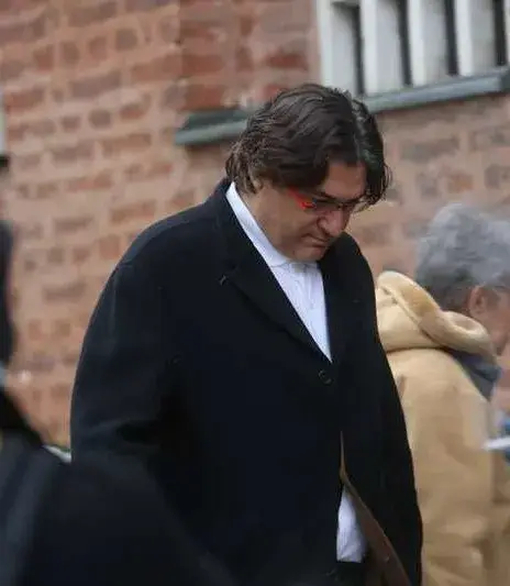 Краси Гергов си къносва косата