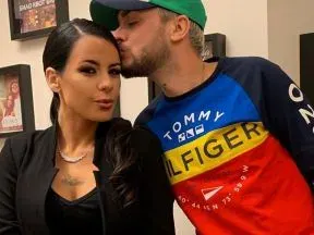 Криско рязко смени стила (Новоизлюпеният татко забрави цинизмите, зала на културни песни)