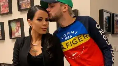 Криско рязко смени стила (Новоизлюпеният татко забрави цинизмите, зала на културни песни)