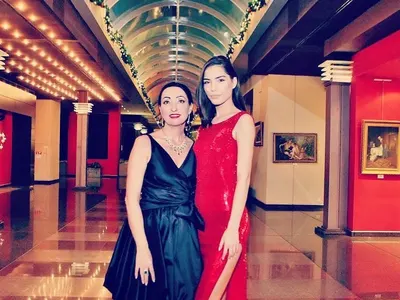 Лорд Евгени Минчев в акция: Певица съчетава тату с келнерски елек, Мис България облечена в руски сервиз, Асдис Ран облечена в  Ейяфятлайокутъл и още… + Снимки