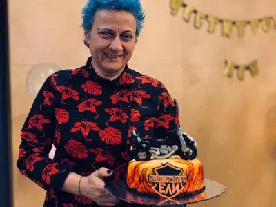 Лорд Евгени Минчев в акция: Певица съчетава тату с келнерски елек, Мис България облечена в руски сервиз, Асдис Ран облечена в  Ейяфятлайокутъл и още… + Снимки