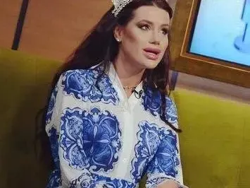 Лорд Евгени Минчев в акция: Певица съчетава тату с келнерски елек, Мис България облечена в руски сервиз, Асдис Ран облечена в  Ейяфятлайокутъл и още… + Снимки