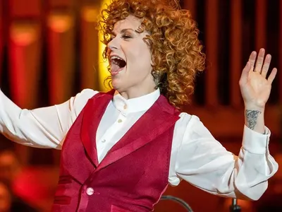 Лорд Евгени Минчев в акция: Певица съчетава тату с келнерски елек, Мис България облечена в руски сервиз, Асдис Ран облечена в  Ейяфятлайокутъл и още… + Снимки