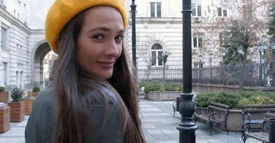 Лорина Камбурова се прави на рускина, говори като московчанка