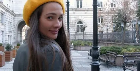 Лорина Камбурова се прави на рускина, говори като московчанка