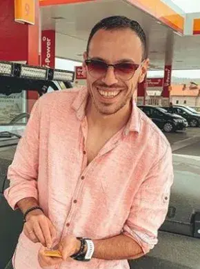 Лудия репортер се „бъгна”, мъчи го дископатия, темето му оплешивя