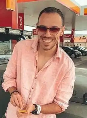 Лудия репортер се „бъгна”, мъчи го дископатия, темето му оплешивя