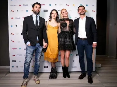 Мъжът на Луиза Григорова с мръсни кецове на парти