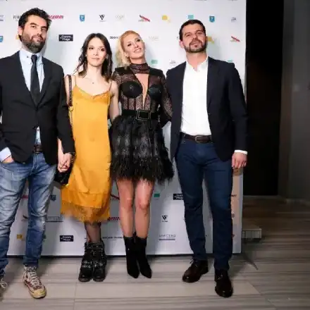 Мъжът на Луиза Григорова с мръсни кецове на парти