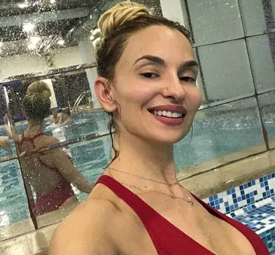 Малина не се бои да се показва без грим (Вижте я натурална - Фото)