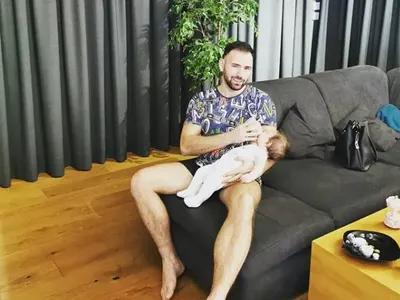 Месечков подкрепи жена си да не кърми