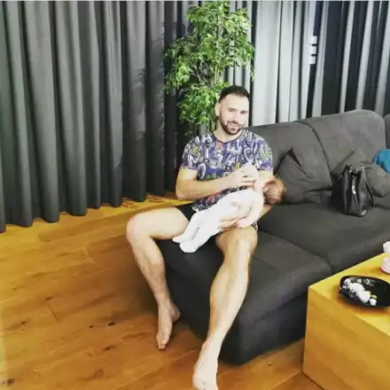 Месечков подкрепи жена си да не кърми