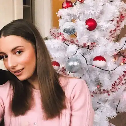 Михаела Маринова крие годеж в Париж (+ СНИМКА на пръстена)