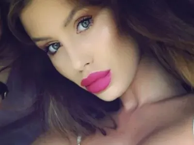 Мис България по бельо под якето (Гореща снимка)