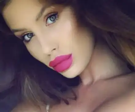 Мис България по бельо под якето (Гореща снимка)