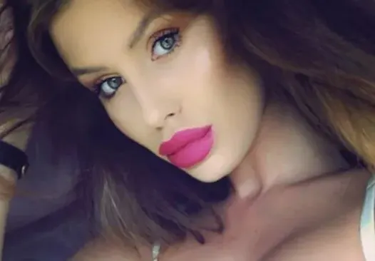 Мис България по бельо под якето (Гореща снимка)