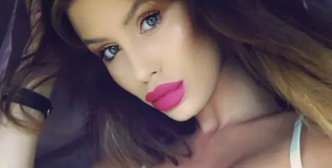 Мис България по бельо под якето (Гореща снимка)