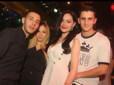 Мис Футбол Радост Тодорова куфее в кръчмата