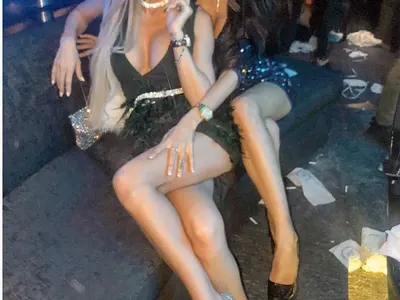 Мисис България Неделина Цанева посрещна Нова година с горещи мацки (Снимки)