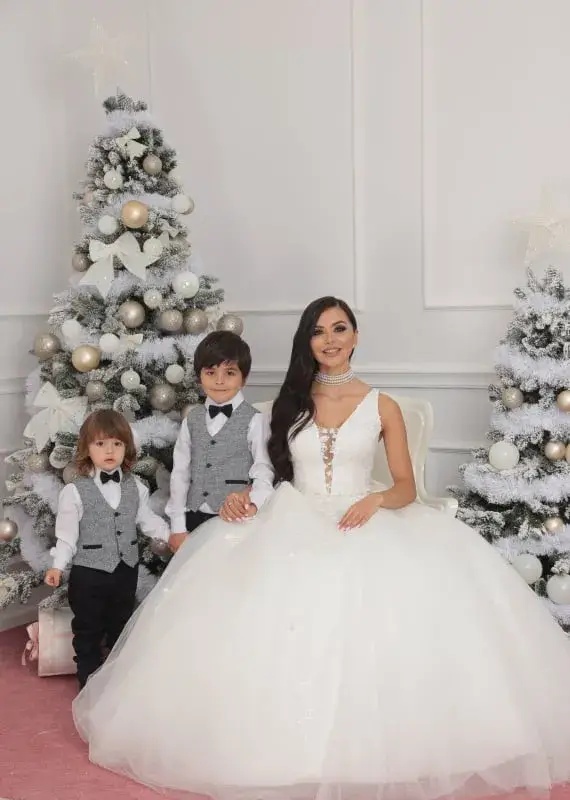 Мисис България облече сватбена рокля (Д-р Полина Паньова стана булка със синовете си)