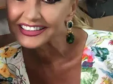 Нели, покрий се, все пак си на 61, не си Мис Плеймейт (Снимки)