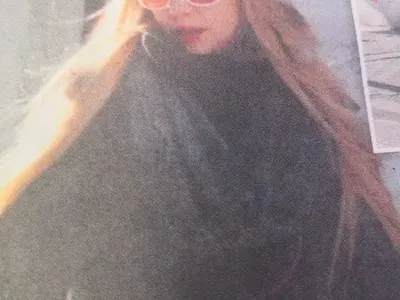 Няма да познаете коя е тази певица! (Папарашко фото)