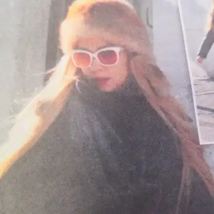 Няма да познаете коя е тази певица! (Папарашко фото)