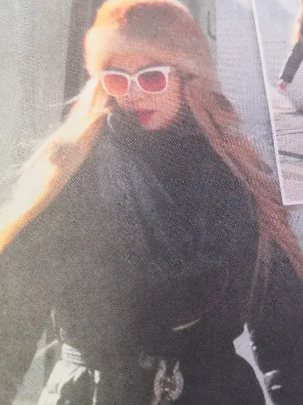 Няма да познаете коя е тази певица! (Папарашко фото)