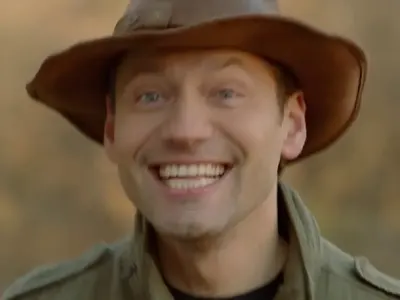 Орлин Павлов броди като маскирания певец из улиците