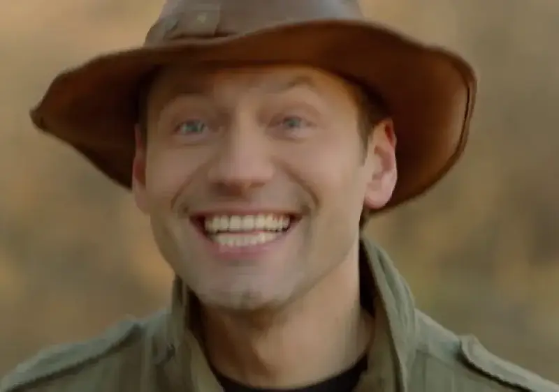 Орлин Павлов броди като маскирания певец из улиците