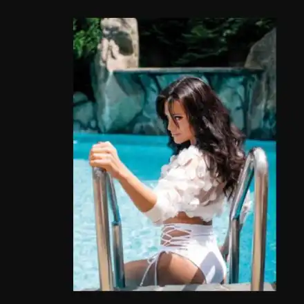 Плеймейтка меси курабийки по бельо