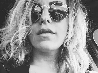 Поли Генова бори акне