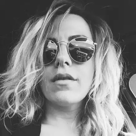 Поли Генова бори акне