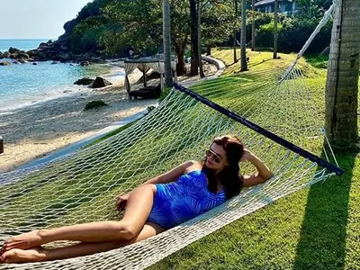 Преслава бременна?! Певицата показа подозрително коремче и отмени участията си