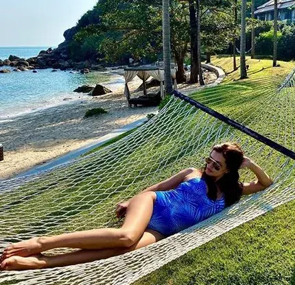 Преслава бременна?! Певицата показа подозрително коремче и отмени участията си