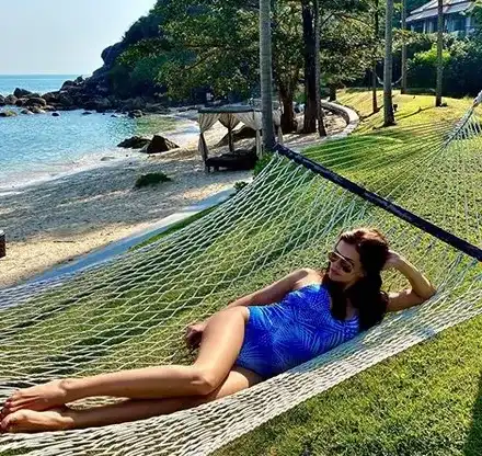 Преслава бременна?! Певицата показа подозрително коремче и отмени участията си