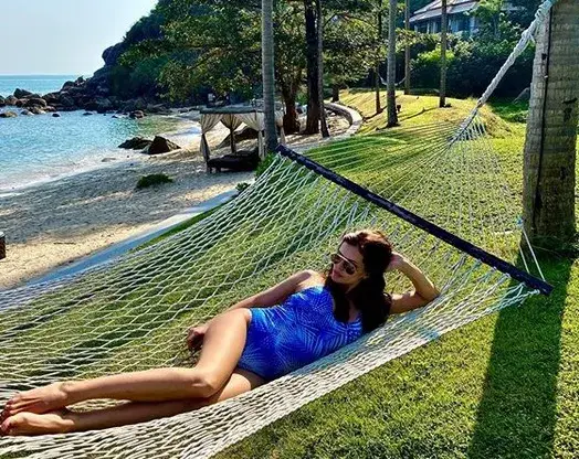 Преслава бременна?! Певицата показа подозрително коремче и отмени участията си