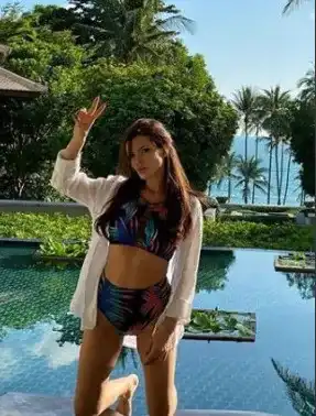 Преслава събра погледите по бански от Тайланд (Снимки)