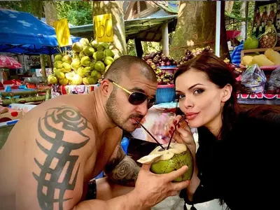 Преслава смуче от кокос