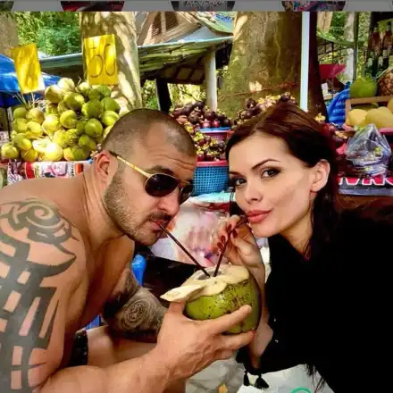 Преслава смуче от кокос