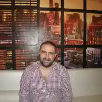 Рапърът Енчев забегна в Разград, върти пици инкогнито