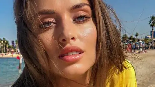 Саня Борисова посрещна празниците на плажа